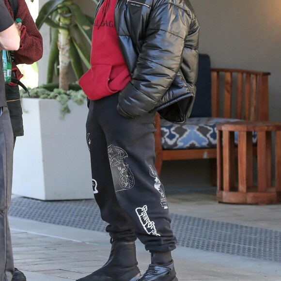 Exclusif - Kanye West très souriant discute avec des amis dans les rues de Calabasas, le 15 décembre 2018.