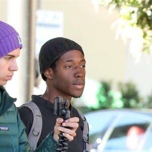 Exclusif - Kanye West très souriant discute avec des amis dans les rues de Calabasas, le 15 décembre 2018.