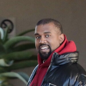 Exclusif - Kanye West très souriant discute avec des amis dans les rues de Calabasas, le 15 décembre 2018.