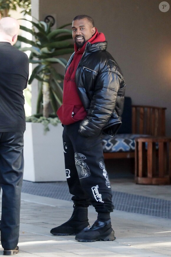 Exclusif - Kanye West très souriant discute avec des amis dans les rues de Calabasas, le 15 décembre 2018.