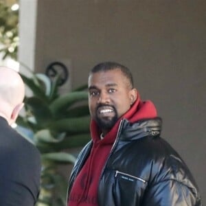 Exclusif - Kanye West très souriant discute avec des amis dans les rues de Calabasas, le 15 décembre 2018.