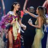 Demi-Leigh Nel-Peters et Catriona Gray - L'ancienne Miss Univers Demi-Leigh Nel-Peters couronne la nouvelle Miss Univers Catriona Gray, Miss Philippines - Impact Arena à Bangkok, le 17 décembre 2018.