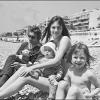 Serge Gainsbourg et Jane Birkin avec Kate (Barry) et Charlotte (Gainsbourg) en 1972 à Nice