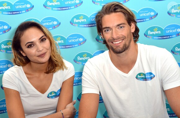 Camille Lacourt et sa femme Valérie Bègue sont les parrain et marraine du 10ème anniversaire du partenariat entre Pampers et l'Unicef pour le vaccin des enfants contre le tétanos. Paris, le 13 novembre 2015.