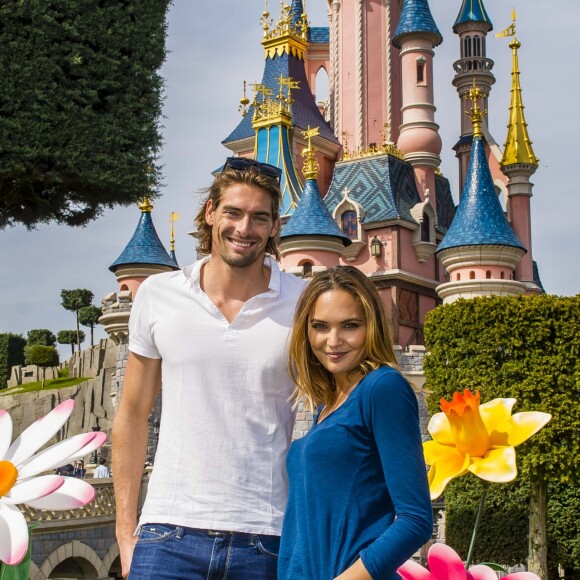 Camille Lacourt et Valérie Begue à Disneyland Paris le 12 avril 2015.