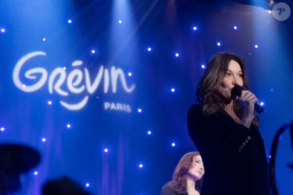 Carla Bruni Sarkozy - Carla Bruni-Sarkozy inaugure sa statue de cire à quelques jours de son anniversaire au Musée Grévin à Paris le 17 décembre 2018. © Pierre Perusseau/Bestimage