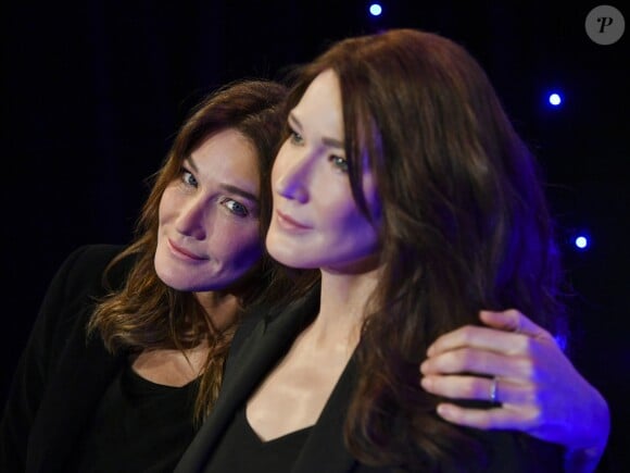 Carla Bruni Sarkozy - Carla Bruni-Sarkozy inaugure sa statue de cire à quelques jours de son anniversaire au Musée Grévin à Paris le 17 décembre 2018. © Pierre Perusseau/Bestimage