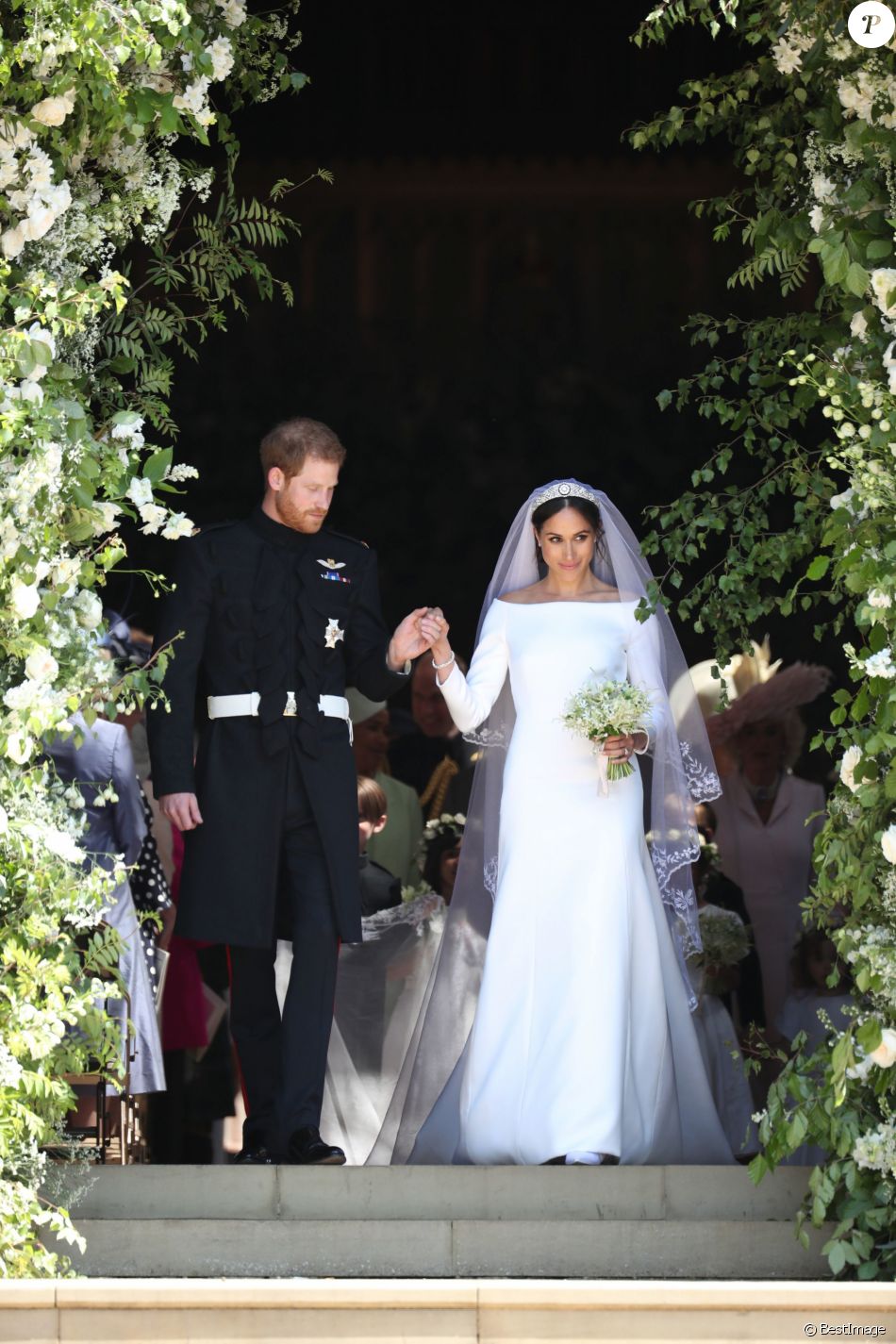  Meghan Markle en robe de mariée Givenchy à la sortie de chapelle St. George au château de Windsor après leur mariage le 19 mai 2018. Une création sur mesure, à la fois intemporelle et épurée, complétée d&#039;un diadème prêté par la reine. 