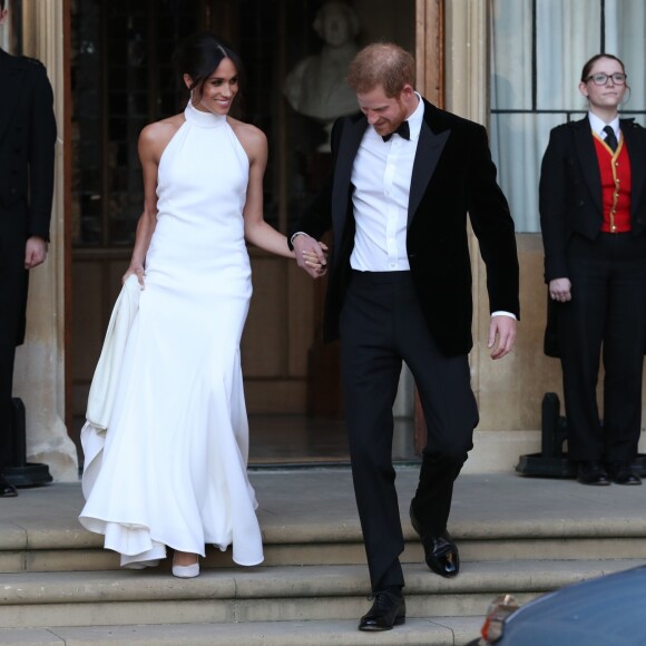 Meghan Markle a mis en valeur ses épaules et son port de tête dans cette robe dos nu imaginée par Stella McCartney. À Windsor le 19 mai dernier pour se rendre à la réception de son mariage donnée à Frogmore House.