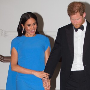 Tout en rendant hommage au drapeau des Iles Fidji, Meghan Markle a dévoilé un début de ventre rond grâce à sa robe à cape signée Safiyaa, lors du dîner d'Etat donné en son honneur à Suva, le 23 octobre 2018.