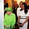 Meghan Markle à de nouveau fait appel à Clare Waight Keller chez Givenchy pour l'habiller lors de son premier déplacement officiel avec la reine Elisabeth II à Chester, le 14 juin 2018. Une robe moderne avec sa coupe mini-cape.
