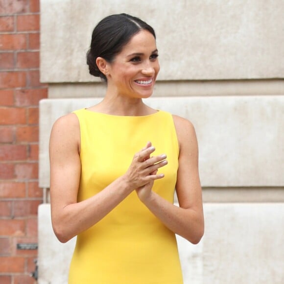 Meghan Markle en éclatante robe monochrome signée en Brandon Maxwell lors de la réception du "Your Commonwealth Youth Challenge" au Marlborough House à Londres, le 5 juillet 2018.