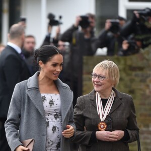 Un autre look de grossesse réussi pour Meghan Markle en robe fleurie Brock Collection et manteau Soia & Kyo à Twickenham, au Royaume Uni, le 18 décembre 2018.