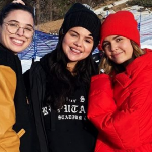 Selena Gomez tout sourire avec des copines au ski. Il s'agit de sa première apparition depuis sa sortie de clinique psychiatrique. Décembre 2018.