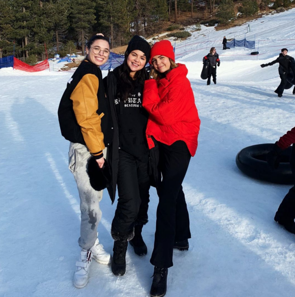 Selena Gomez tout sourire avec des copines au ski. Il s'agit de sa première apparition depuis sa sortie de clinique psychiatrique. Décembre 2018.
