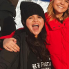 Selena Gomez tout sourire avec des copines au ski. Il s'agit de sa première apparition depuis sa sortie de clinique psychiatrique. Décembre 2018.