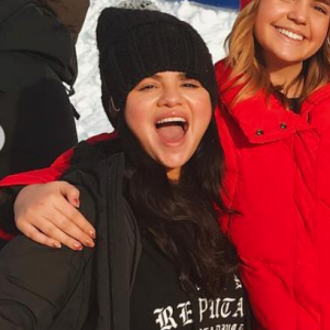 Selena Gomez tout sourire avec des copines au ski. Il s'agit de sa première apparition depuis sa sortie de clinique psychiatrique. Décembre 2018.