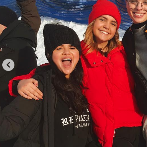 Selena Gomez tout sourire avec des copines au ski. Il s'agit de sa première apparition depuis sa sortie de clinique psychiatrique. Décembre 2018.