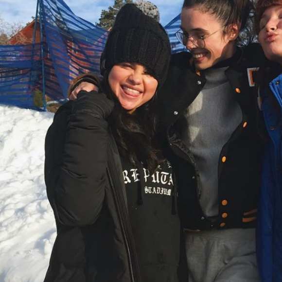 Selena Gomez tout sourire avec des copines au ski. Il s'agit de sa première apparition depuis sa sortie de clinique psychiatrique. Décembre 2018.