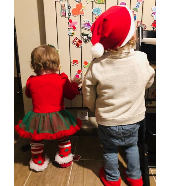 Noëmie Honiat et Quentin Bourdy (Top Chef) dévoilent une photo de leurs enfants Zacharie (2 ans) et Evie pour Noël. Décembre 2018.