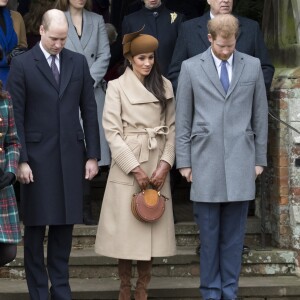 Le prince William, Catherine Kate Middleton la duchesse de Cambridge enceinte, Meghan Markle et son fiancé le prince Harry - La famille royale d'Angleterre arrive à la messe de Noël à l'église Sainte-Marie-Madeleine à Sandringham, le 25 décembre 2017.