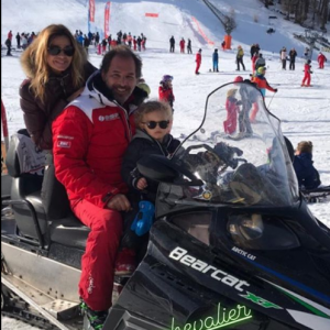 Ingrid Chauvin, son époux Thierry Peythieu et leur adorable petit garçon Tom (2 ans) profitent de tendres moments en famille au ski, à Serre Chevalier dans les Hautes-Alpes le 25 décembre 2018.