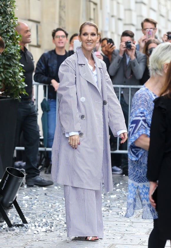 La chanteuse canadienne Céline Dion quitte Paris pour partir en vacances après sa tournée en Europe à guichets fermés. Céline Dion et ses jumeaux, Eddy et Nelson, ont reçu une pluie de confettis avant de monter dans leur voiture à la sortie de l'hôtel Royal Monceau, à Paris, France, le 10 août 2017.