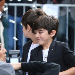 La chanteuse canadienne Céline Dion quitte Paris pour partir en vacances après sa tournée en Europe à guichets fermés. Céline Dion et ses jumeaux, Eddy et Nelson, ont reçu une pluie de confettis avant de monter dans leur voiture à la sortie de l'hôtel Royal Monceau, à Paris, France, le 10 août 2017.