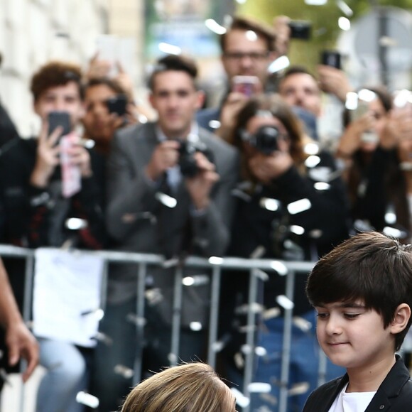 Eddy et Nelson Angelil - Celine Dion quitte l'hôtel Royal Monceau avec ses enfants et prend un jet privé au Bourget le 10 août 2017.