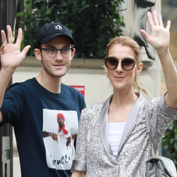 Céline Dion et son fils René-Charles quittent l'hôtel Royal Monceau et se rendent chez Louis Vuitton sur les Champs-Elysées à Paris le 19 juillet 2017.