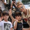 Céline Dion s'est rendue chez l'opticien Meyrowitz avec ses jumeaux Eddy et Nelson pour s'acheter une paire de lunettes de soleil avant de rentrer à l'hôtel Royal Monceau à Paris le 17 juillet 2017.