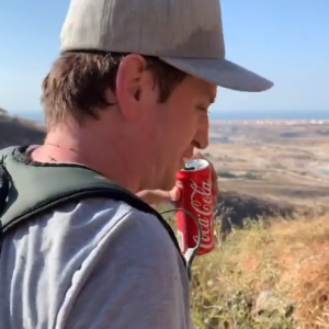 Benoît Magimel le 27 décembre 2018 en plein trekking à Oman avec son épouse Margot, à qui il a dit "oui" en novembre 2018.