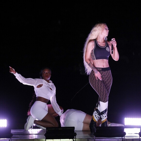 Une danseuse fait un malaise sur scène lors du concert d'Iggy Azalea au stade Maracana à Rio de Janeiro, au Brésil. Le 27 décembre 2018.