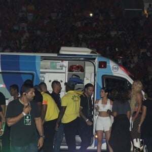 Une danseuse fait un malaise sur scène lors du concert d'Iggy Azalea au stade Maracana à Rio de Janeiro, au Brésil. Le 27 décembre 2018.