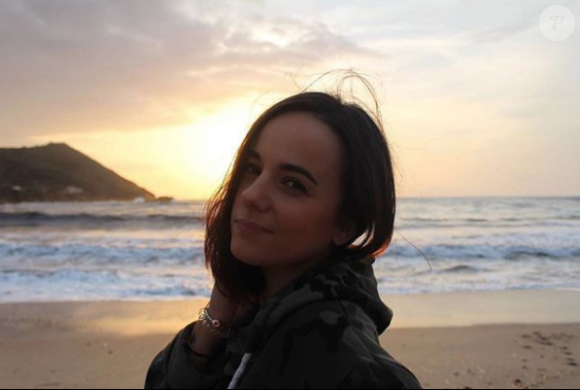 Alizée sublime à Ajaccio en Corse, un cliché immortalisé par sa fille Annily. Le 11 novembre 2017.