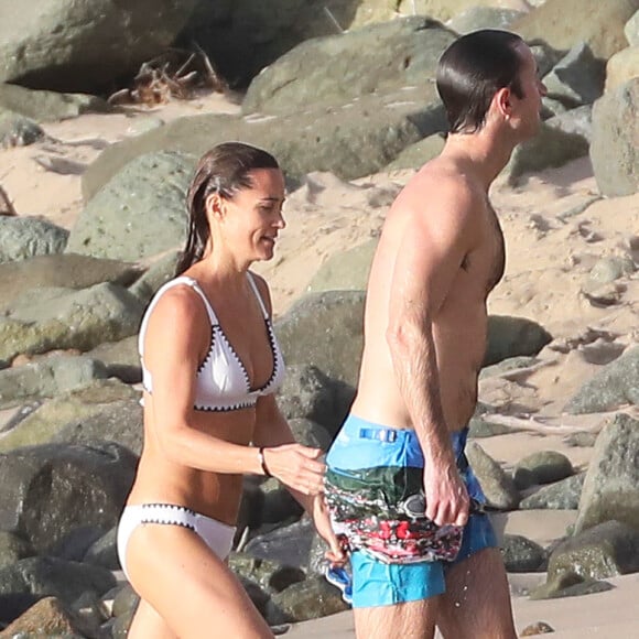 Pippa Middleton et son mari James Matthews profitent d'une baignade en amoureux sur la plage de Colombier à Saint-Barthélemy, Antilles françaises, le 2 janvier 2019.