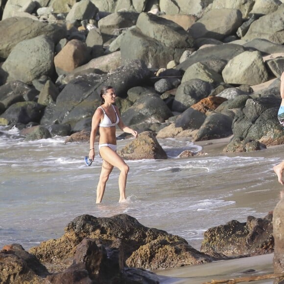 Pippa Middleton et son mari James Matthews profitent d'une baignade en amoureux sur la plage de Colombier à Saint-Barthélemy, Antilles françaises, le 2 janvier 2019.