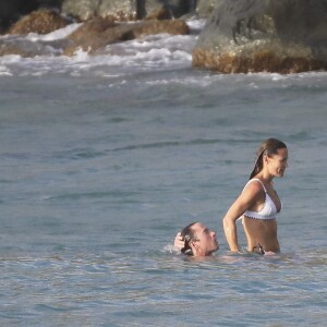 Pippa Middleton et son mari James Matthews profitent d'une baignade en amoureux sur la plage de Colombier à Saint-Barthélemy, Antilles françaises, le 2 janvier 2019.