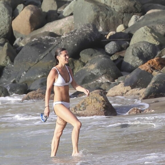 Pippa Middleton et son mari James Matthews profitent d'une baignade en amoureux sur la plage de Colombier à Saint-Barthélemy, Antilles françaises, le 2 janvier 2019.