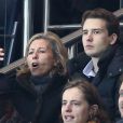  Claire Chazal, supportrice enthousiaste avec son fils Fran&ccedil;ois Poivre d'Arvor lors du match de Ligue des Champions le Paris Saint-Germain et Chelsea au Parc des Princes, &agrave; Paris le 17 f&eacute;vrier 2015 