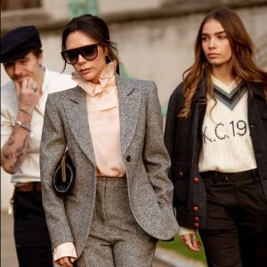 Victoria Beckham, Brooklyn Beckham et sa compagne Hana Cross au défilé Kent & Curwen à Londres le 6 janvier 2019.