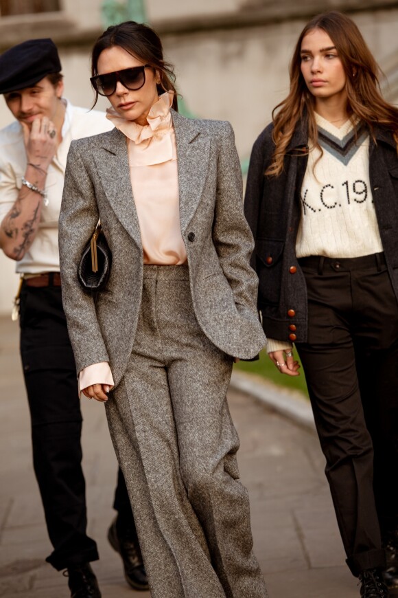 Victoria Beckham, Brooklyn Beckham et sa compagne Hana Cross au défilé Kent & Curwen à Londres le 6 janvier 2019.