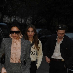 Victoria Beckham, Brooklyn Beckham et sa compagne Hana Cross au défilé Kent & Curwen à Londres le 6 janvier 2019.