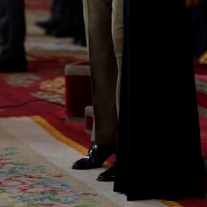 Le roi Felipe VI et la reine Letizia d'Espagne ont reçu des invités dans le Salon de Gasperini au palais royal à Madrid le 6 janvier 2019 pour la célébration de la Pâque militaire.