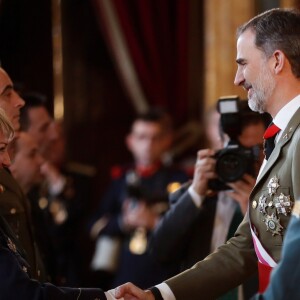 Le roi Felipe VI et la reine Letizia d'Espagne ont reçu des invités dans le Salon de Gasperini au palais royal à Madrid le 6 janvier 2019 pour la célébration de la Pâque militaire.