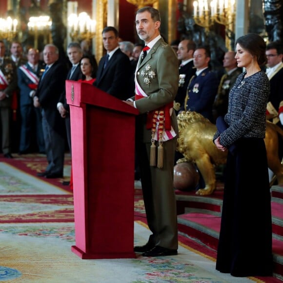 Le roi Felipe VI et la reine Letizia d'Espagne ont reçu des invités dans le Salon de Gasperini au palais royal à Madrid le 6 janvier 2019 pour la célébration de la Pâque militaire.