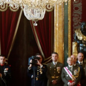 Le roi Felipe VI et la reine Letizia d'Espagne ont reçu des invités dans le Salon de Gasperini au palais royal à Madrid le 6 janvier 2019 pour la célébration de la Pâque militaire.