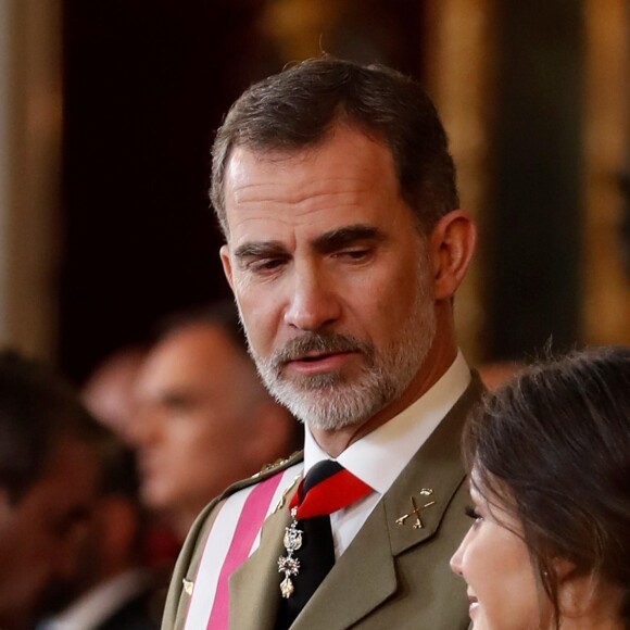 Le roi Felipe VI et la reine Letizia d'Espagne ont reçu des invités dans le Salon de Gasperini au palais royal à Madrid le 6 janvier 2019 pour la célébration de la Pâque militaire.