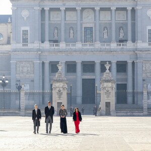 Le roi Felipe VI et la reine Letizia d'Espagne, ici avec le Premier ministre Pedro Sanchez et la ministre de la Défense Margarita Robles, présidaient à la traditionnelle Pâque militaire au palais royal à Madrid le dimanche 6 janvier 2019, jour de l'Epiphanie, sur la Plaza de la Armeria (en arrière-plan, la cathédrale de la Almudena) avant une réception dans le Salon de Gasperini.