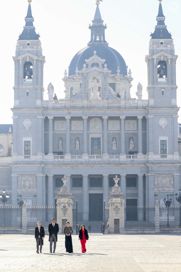 Le roi Felipe VI et la reine Letizia d'Espagne, ici avec le Premier ministre Pedro Sanchez et la ministre de la Défense Margarita Robles, présidaient à la traditionnelle Pâque militaire au palais royal à Madrid le dimanche 6 janvier 2019, jour de l'Epiphanie, sur la Plaza de la Armeria (en arrière-plan, la cathédrale de la Almudena) avant une réception dans le Salon de Gasperini.